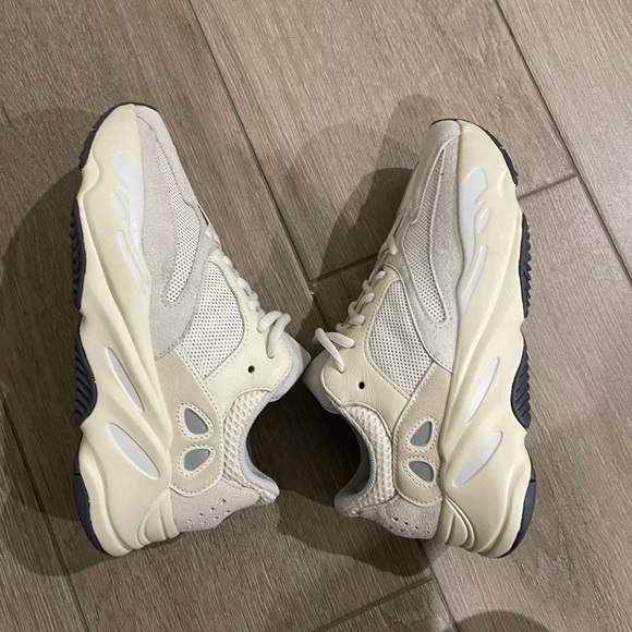 Yeezy 700 v2 Analog - Picture 3 of 5